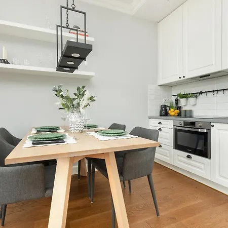 Cozy Gieysztora Wilanow By Renters 아파트